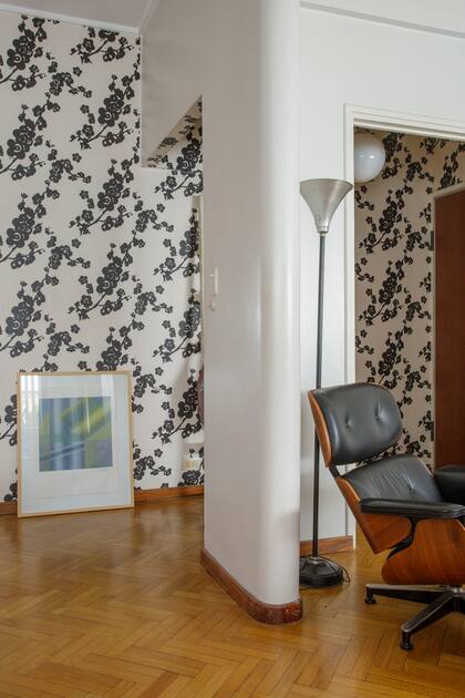 La vista hacia el hall de entrada con una serigrafía de Leopoldo Torres Agüero (Praxis).