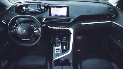 La vista interior del 5008 con el sistema i-Cockpit, conformado por el panel de 12,3 pulgadas junto a la pantalla táctil capacitiva de 8 pulgadas, inclinada levemente hacia el conductor