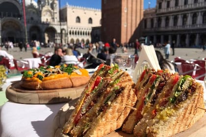 La vista y platos clásicos para el almuerzo