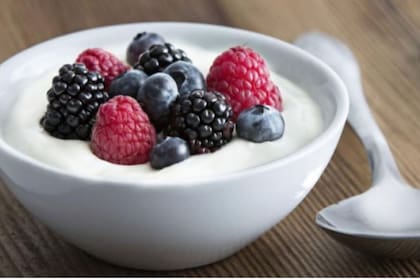 La vitamina b se encuentra en varios alimentos, como el yogurt natural