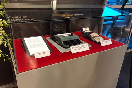 La vitrina con las pertenencias de Ezcurra que se exhibirán en el Museo de los Restos de la Guerra de Vietnam