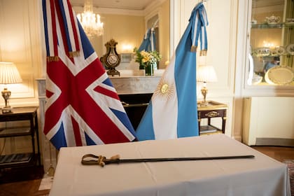 La viuda de un almirante británico le devolvió su sable a un teniente argentino