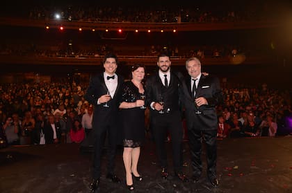 Antonio Grimau en el escenario del Gran Rex junto a Olga Garaventa, la mujer de Sandro. Los acompañan Marco Antonio Caponi y Agustín Sulivan.