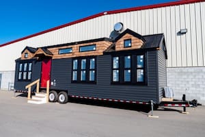 Daphne, la tiny house de 35 m² que incluye living amplio, cocina equipada y baño con bañera