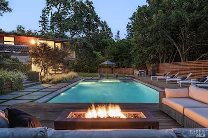 La vivienda cuenta con una imponente piscina, además de otras comodidades