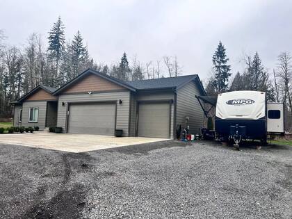 La vivienda de Alexi McKinley y, a un costado, la casa rodante