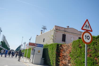 La vivienda de Andreu Soto, vista desde adentro de la ciudad deportiva Joan Gamper