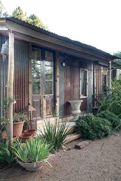 La vivienda, de estilo bien rústico y descontracturado como el jardín