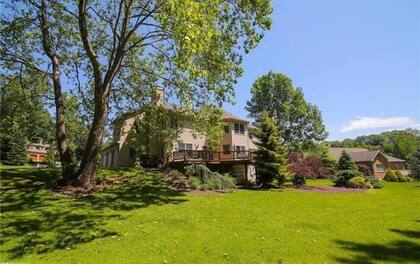 La vivienda posee cuatro dormitorios y dos baños completos