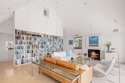 La vivienda principal cuenta con dos dormitorios, dos baños completos y un toilette