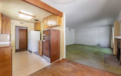 La vivienda, que consta de tres dormitorios y 1,134 pies (150 metros), se distingue por ser una de las pocas residencias originales que aún quedan en su cuadra