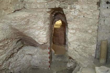 La vivienda se construyó en una cueva natural ubicada en una ladera de piedra caliza