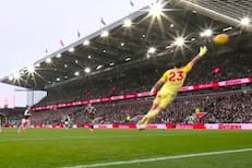 Dibu Martínez sufrió un golazo de tiro libre en un partido en el que terminó siendo la figura con atajadas notables