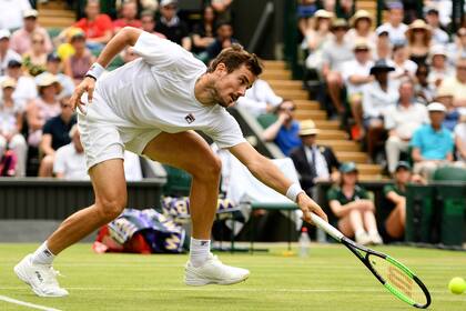 La volea de sobrepique de revés de Pella en la central del All England