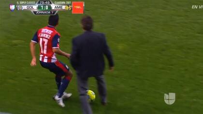 La Volpe ingresó al campo de juego y derribó a un rival