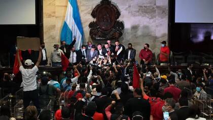 La votación dividió al frente del partido Castro.