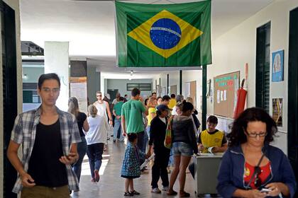 La votación en Brasil se desarrolla con tranquilidad en las escuelas y centros habilitados para sufragar