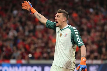 La voz de mando de Armani para atenuar los efectos de la derrota en Curitiba