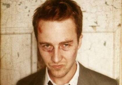 La voz en off fue narrada por Edward Norton que interpreta a un empleado insomne y alienado por su trabajo