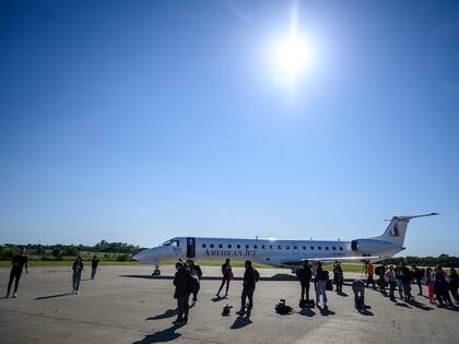 La vuelta a casa: el avión está por despegar desde Neuquén rumbo a Buenos Aires