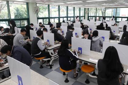 En los comedores además de protectores y distancia social, se han desdoblado los turno de almuerzo, de esta manera no asisten todos los alumnos juntos