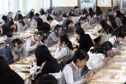En el salón comedor también hay protectores plásticos, uno para cada alumno