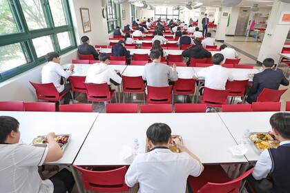 En los comedores en que no hay protectores se debe mantener distancia en las mesas