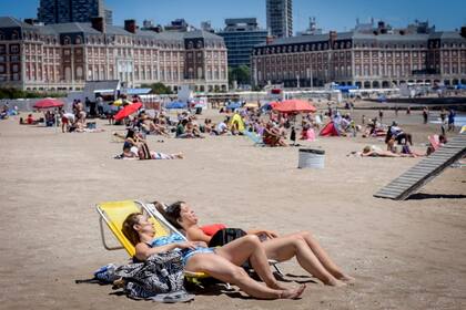 Al sol en la Bristol: los turistas, y marplatenses, aprovecharon el sol en el primer día del fin de semana largo; el buen tiempo también los acompañará mañana
