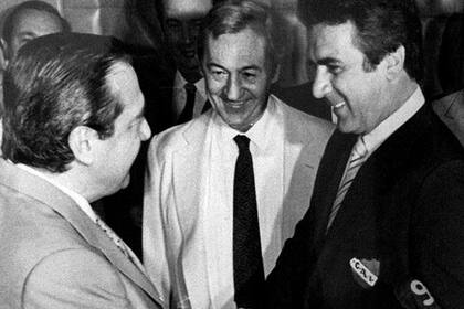 La vuelta de los campeones del mundo: el presidente de la Nación, Raúl Alfonsín, con el DT, José Pastoriza, y Pedro Iso, titular de Independiente