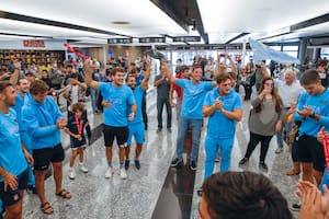 La vuelta de Pumas 7s a casa y el festejo de todos: los que no habían viajado a Vancouver fueron a recibir a los campeones y todos se unieron en la alegría en Ezeiza.