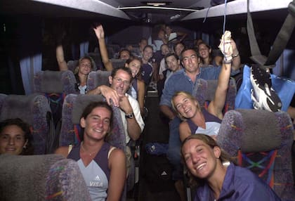 La vuelta en el ómnibus, a puro canto, después de un partido: Vanina, en la segunda fila del lado derecho