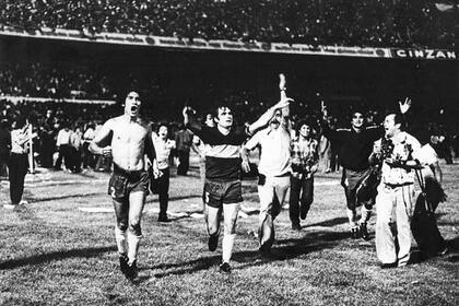 La vuelta olímpica de SUñé en Avellaneda; Boca, campeón del Nacional 76 ante River