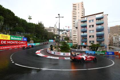 La vuelta previa se realizó con el Safety Car porque la lluvia complicó todo el escenario