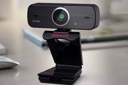 La webcam Hitman GW800 tiene un soporte que también funciona como clip para el monitor