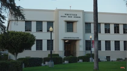 La Whittier High School, en 12417 Philadelphia Street, Whittier, fue utilizada como locación para la secundaria Hill Valley High School, donde Marty se reencuentra con sus padres adolescentes