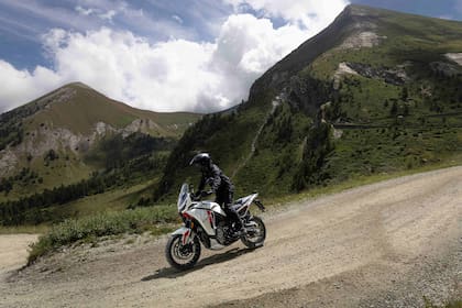 La X-CAPE 1200 incluye control de tracción y control crucero