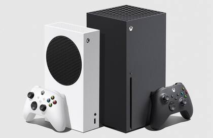 La Xbox Series S (izquierda), la opción más económica de Microsoft, está disponible por US$250 con descuento