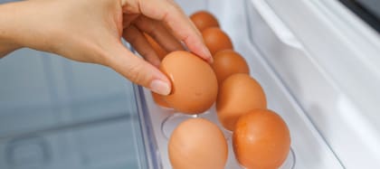 La yema de huevo contiene 41 unidades de vitamina D, pero se deben consumir con moderación y evitar el exceso (Archivo)