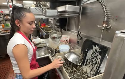 La youtuber guatemalteca vivió la experiencia de un migrante que recién llega a EE.UU. para mostra su realidad