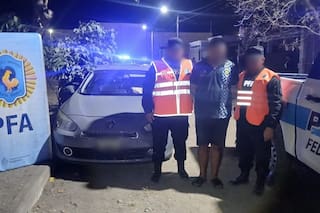 Intentó pagar con billetes falsos, arrastró a un playero 200 metros arriba del capot y fue detenido