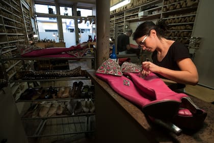 La zapatera Marion Leclout trabaja en las botas para el Moulin Rouge en el taller de Clairvoy