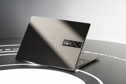 La Zenbook 14X Space Edition, con su pantalla secundaria en la tapa
