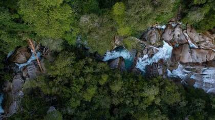 La zona abarca una enorme reserva de agua dulce, con más de 40 kilómetros de riberas de lagos y lagunas, además de glaciares, ríos salvajes y humedales