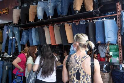 La zona comercial de Avellaneda y Nazca fue fundada por la comunidad judía, a la que se sumó años más tarde la coreana