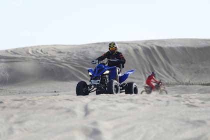 La zona conocida como La Frontera es un territorio amplio y heterogéneo que combina un corredor público de playa con extensas superficies de tierras privadas hacia el interior, donde conviven sectores forestados, áreas no forestadas y médanos