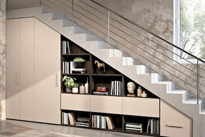 La zona de la escalera puede transformarse en un armario, una biblioteca o como escritorio para trabajar en la casa 