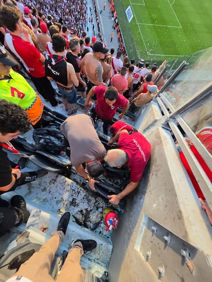 La zona de las butacas incendiadas.