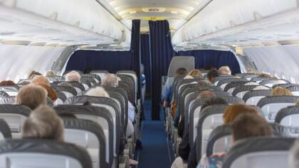 La zona de más riesgo dentro de una avión son las dos filas por delante, detrás y al costado de la persona infectada