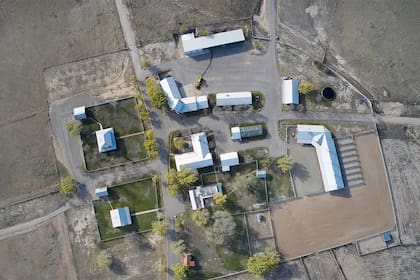 La zona de servicio de Zorro Ranch desde la altura (foto: realtor.com). A la izquierda, las casas de los "intendentes" del rancho.