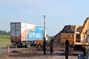 Dos jóvenes muertos y un menor gravísimo en un choque brutal contra maquinaria vial en Santa Fe